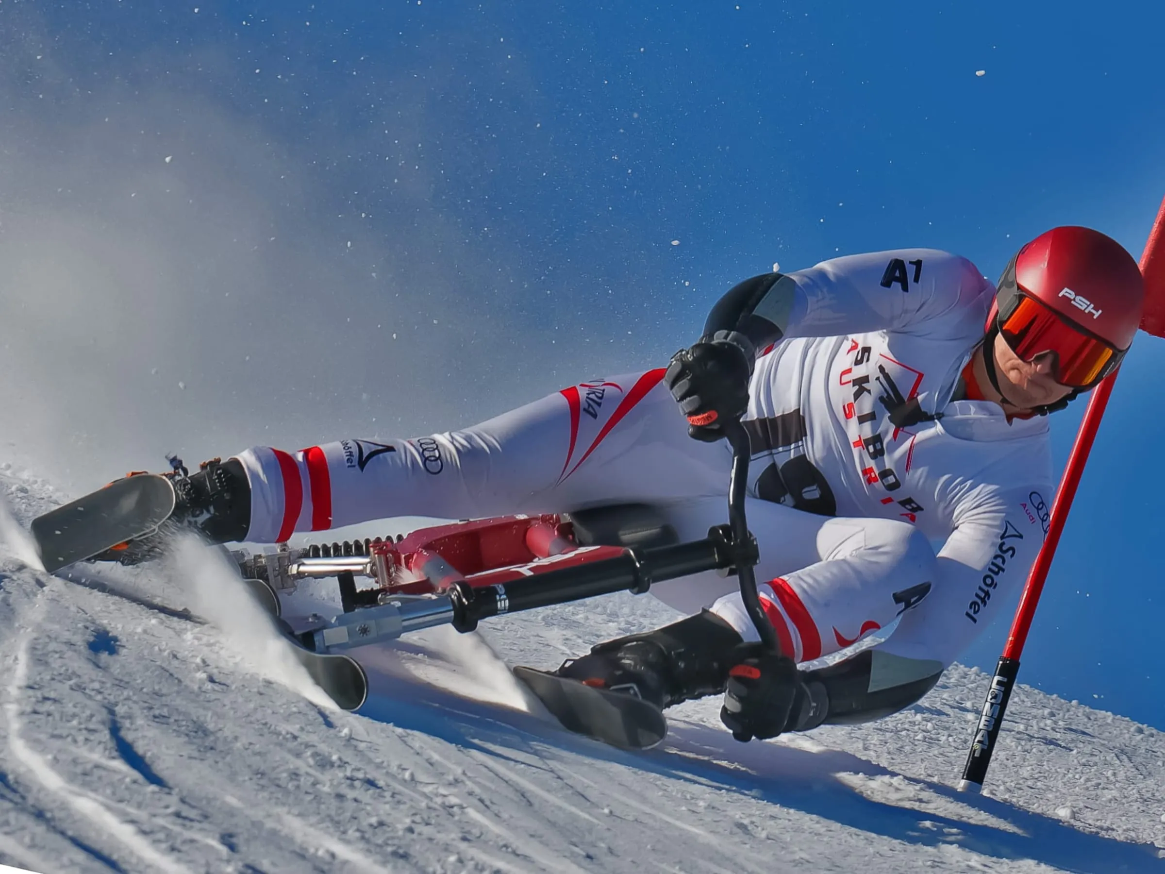 Michael Höller fährt mit seinem Skibob durch ein Tor