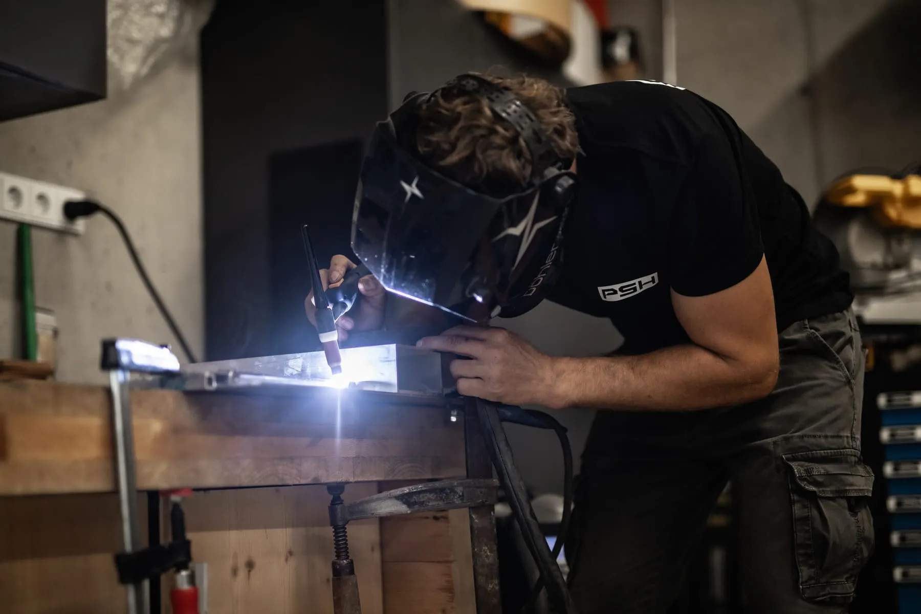 Michael Höller beim Schweißen in der Werkstatt